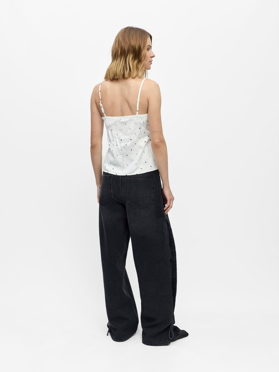 model_shot-back